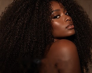 Model wearing FFRENCH KINK, full natural kinky texture