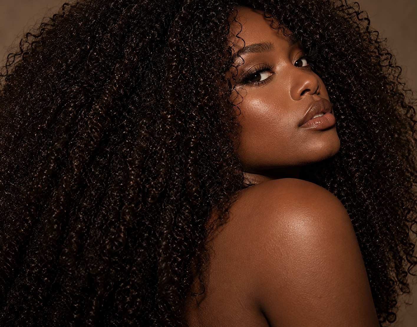 Model wearing FFRENCH KINK, full natural kinky texture